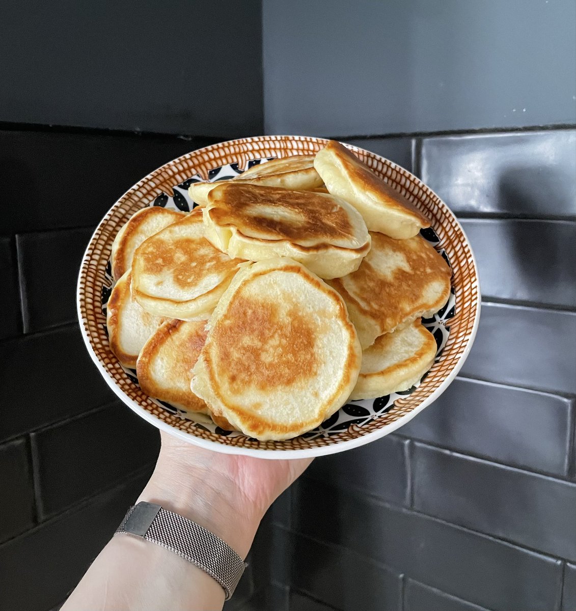 Готовить оладьи
Плюсы: вкусно
Минусы: на одно яйцо 500 мл кефира (два ближайших дня оладьи у тебя на завтрак, обед и ужин)