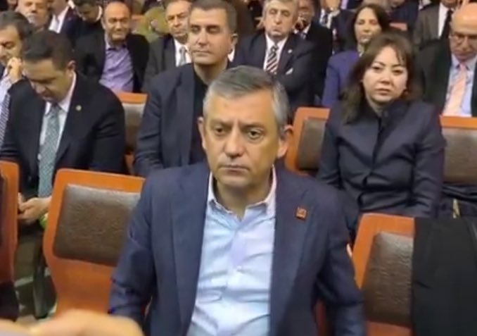 gundem7x24's tweet photo. Mahkeme salonunda konuşan Özgür Özel:

Yarın kimin kimi yargılayacağı belli olmaz https://t.co/QhGJ0dDTED