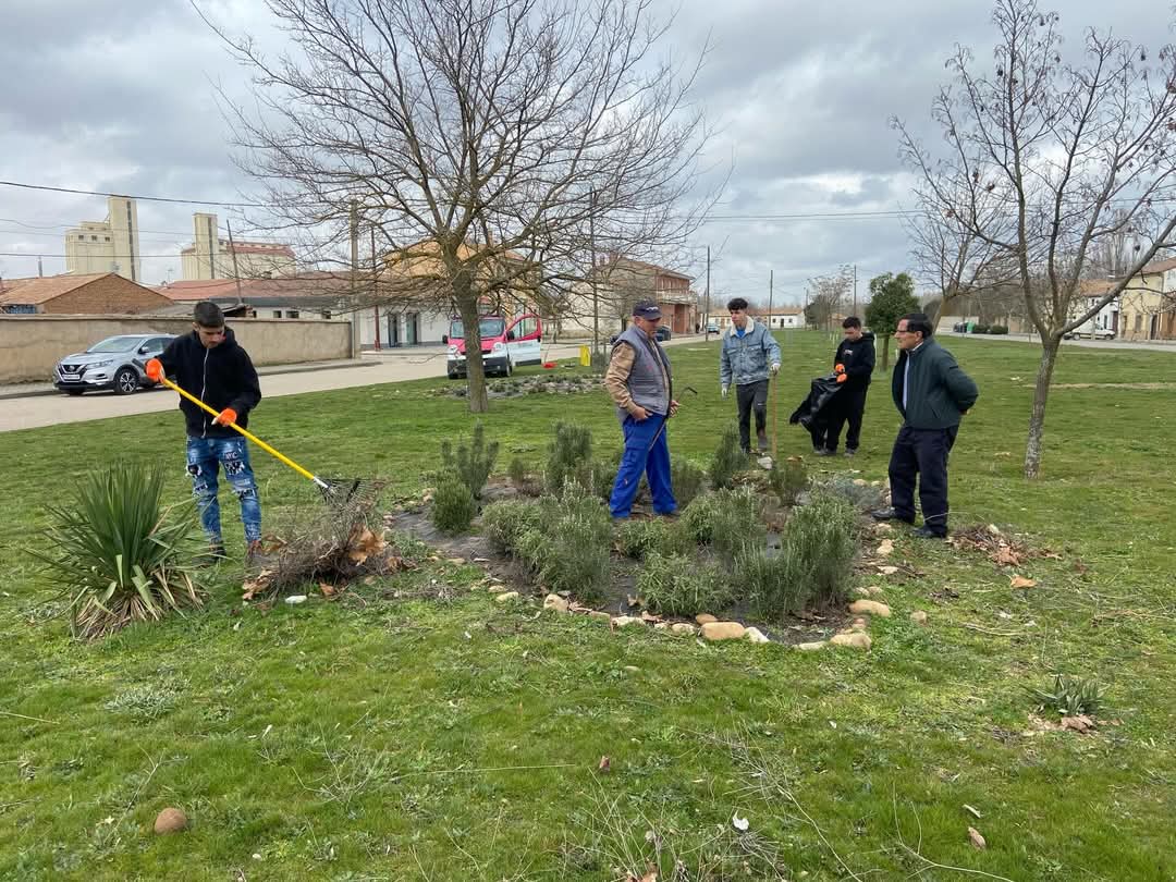PlantateAlmazan's tweet photo. El pasado jueves, alumnado de @cepaelcamino, @iesgaya y @cifpalmazan volvieron a unir fuerzas 💪 en el terreno de Nuestra Sra. del Duero.
Misión cumplida: terreno preparado.
Ahora sí… cuenta atrás activada ⏳
La semana que viene llega la plantación final 🌳🌷
@CFIEdeSoria https://t.co/dv4GLJI0VS