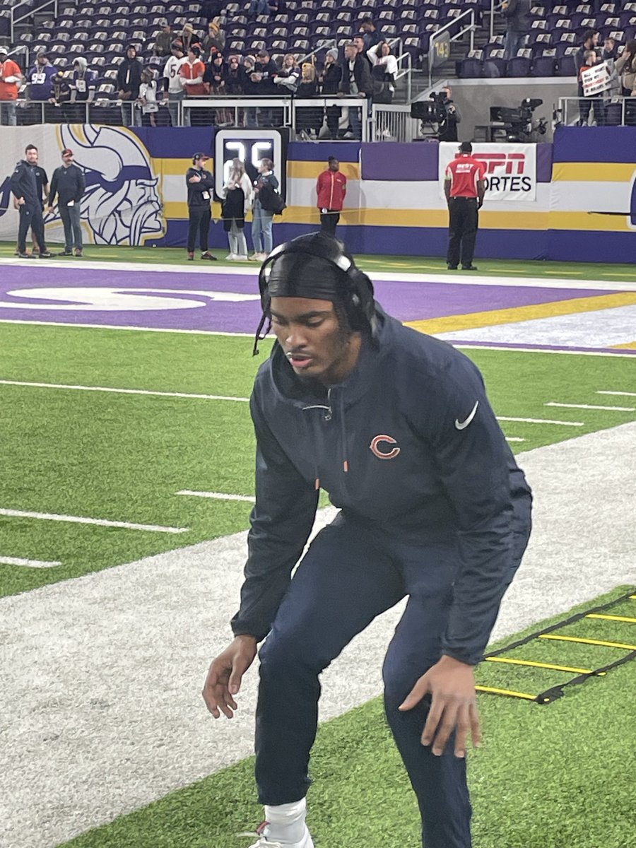 Thesharpestool's tweet photo. gutted that the @Bears are letting ⁦@JaquanBrisker⁩ walk, yes had some bad luck with injuries but thought he worked very hard last season to prove he’s an asset to this great organisation, as a Brit i had the privilege of getting this close to a legend, U S Bank Stadium ‘23 https://t.co/e60dJgVmQx
