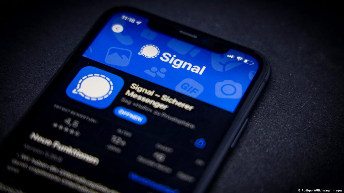 Хакеры РФ начали глобальную кампанию по взлому Signal и WhatsApp, предупредила разведка Нидерландов. Два разведведомства страны выпустили предупреждение о возможных взломах мессенджеров нидерландских чиновников, военных, журналистов. "Российские хакеры, вероятно, получили доступ