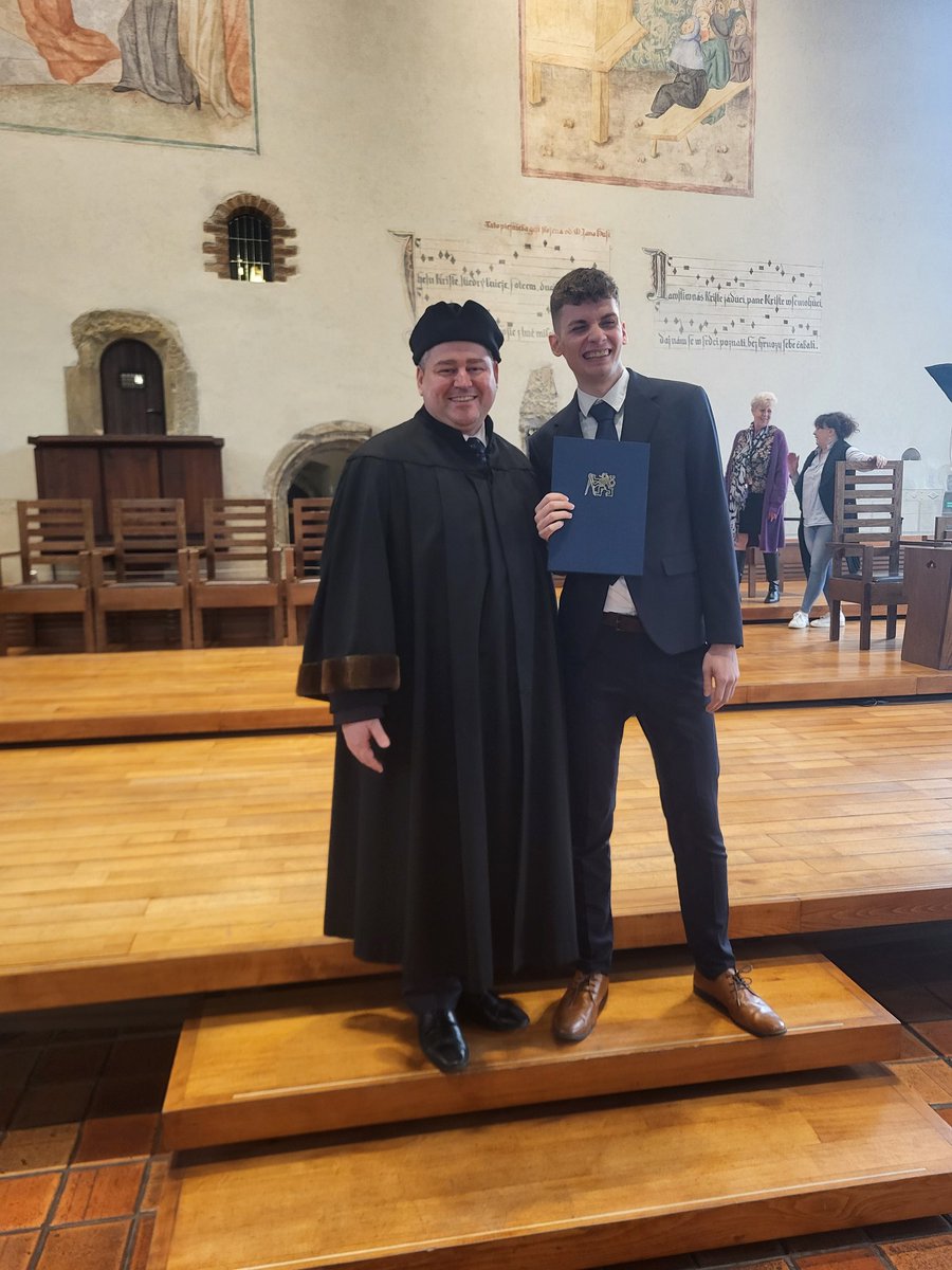 P_Studnicka's tweet photo. #Promoce 🎓| Srdečně blahopřeji 🤝 všem odpromovaným absolventům a absolventkám Masarykova ústavu vyšších studií @CVUTPraha, kteří dnes z rukou ředitelky @profDvorakova převzali diplomy v Betlémské kapli v @PrahaEU.
#ekonomika #management #ucitelstvi #projektoverizeni #inovace https://t.co/O3zq5qOvSv