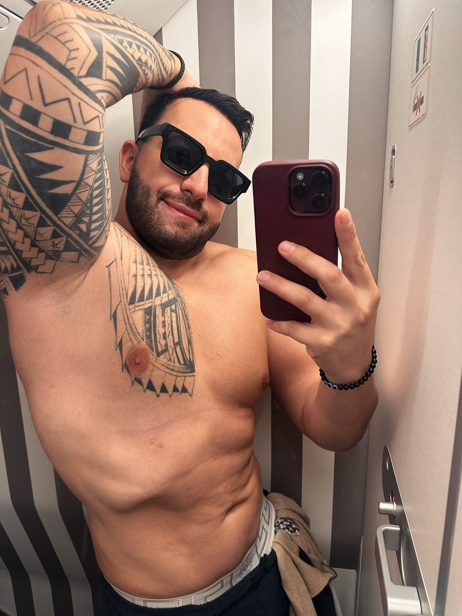 towninout's tweet photo. Squeezed in airplane lavatory https://t.co/BqWey27zCj