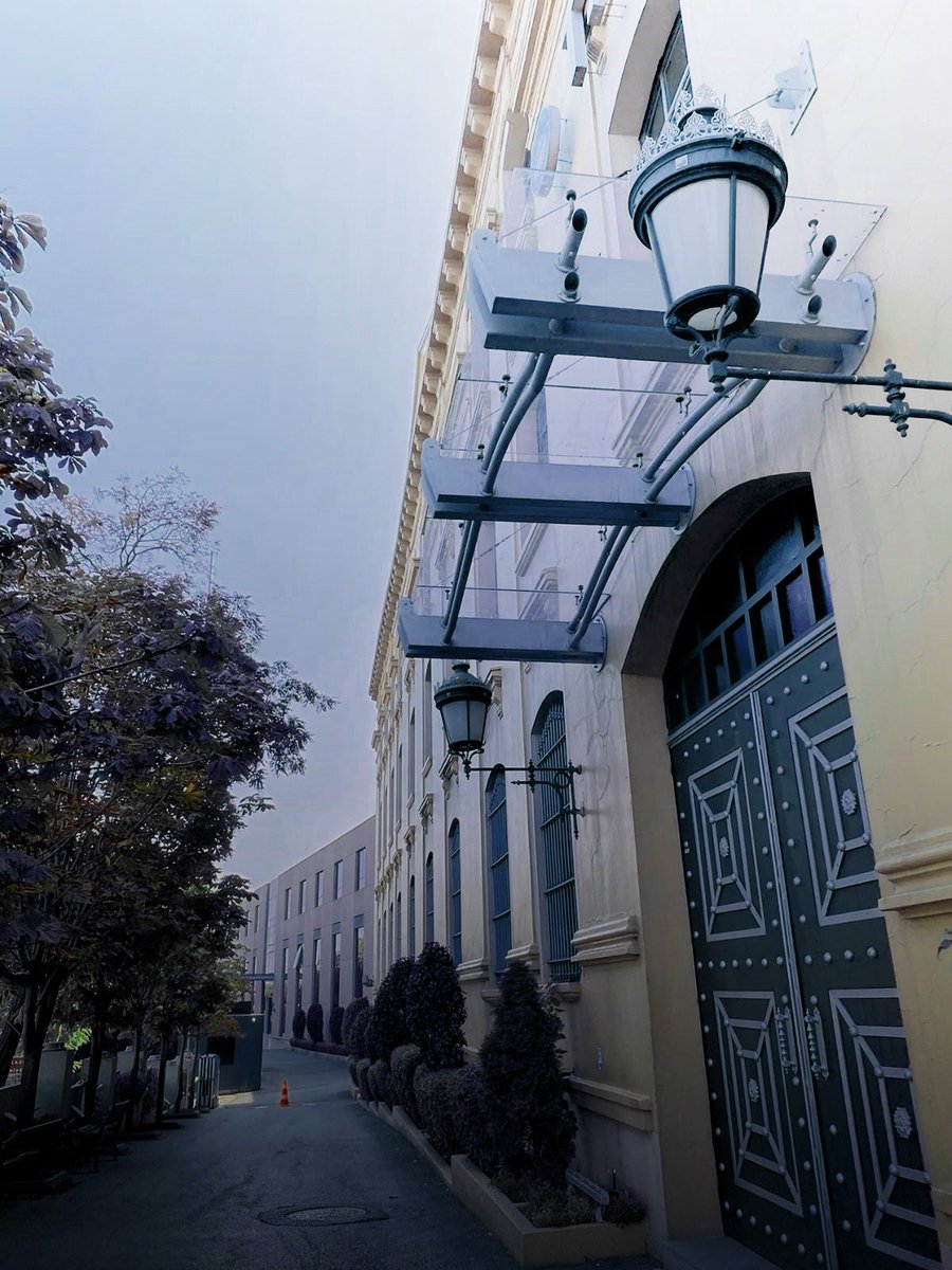 tek ders için okula geldim. normale göre hayat biraz adaletsiz gidiyor.