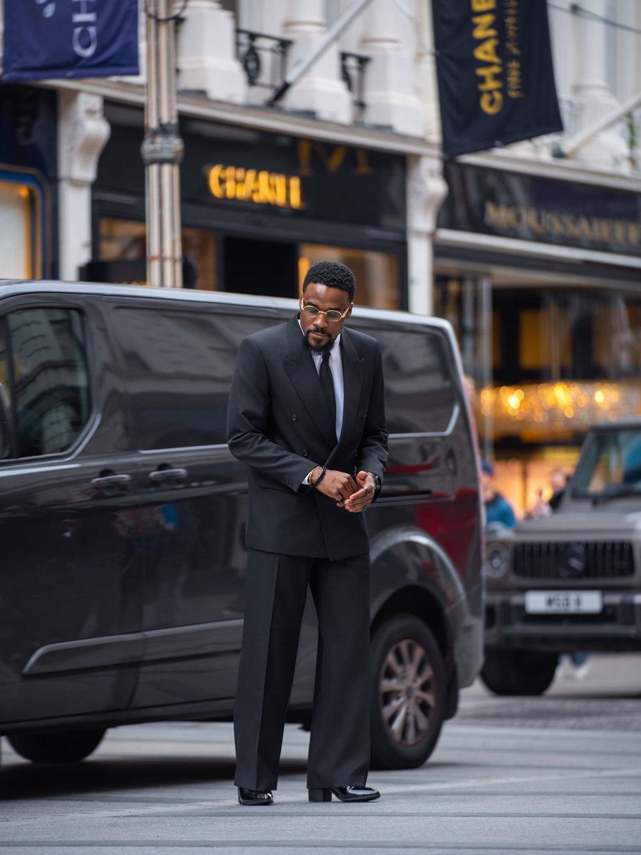 Chanyi29_'s tweet photo. Man In Black❗️❗️
I think Will Smith passed his batton down to me !!Clean lines. Sharp silhouettes. Intentional details. New phase. Black tux. Same vision, stronger execution.
Cc:@valazat @Fuchor1 https://t.co/0pmT9ATg0K