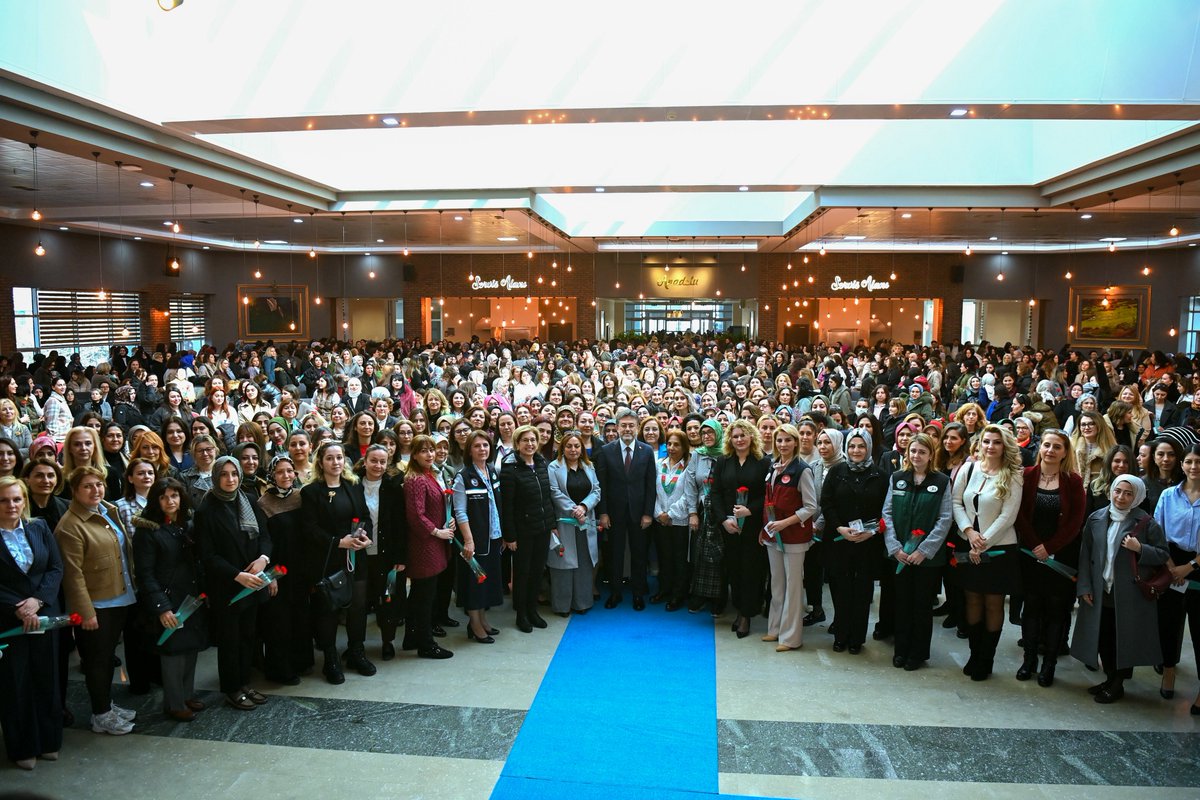 🌸 8 Mart Dünya Kadınlar Günü vesilesiyle, Bakanlığımızın birimlerinde özveriyle çalışan kadın mesai arkadaşlarımızla bir araya geldik.

🤝 Biz, her kademesinde kadın elinin titizliği ve emeği olan çok büyük bir aileyiz. Bu büyük aileye değer katan tüm kadın çalışma