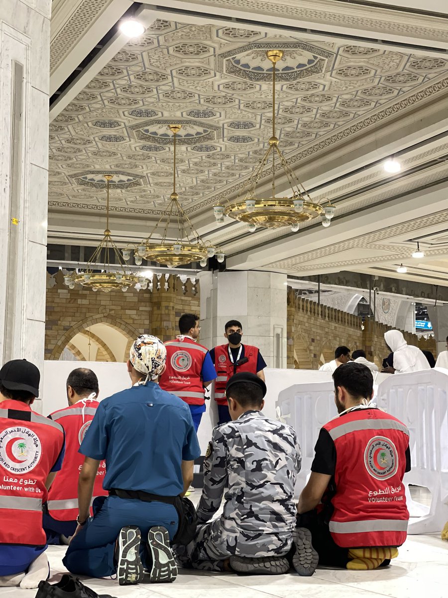 3m__bn's tweet photo. التايم كله متطوعين الهلال الأحمر ويحزن اني مقدر انزل معهم 💔 https://t.co/kMoESdq81C