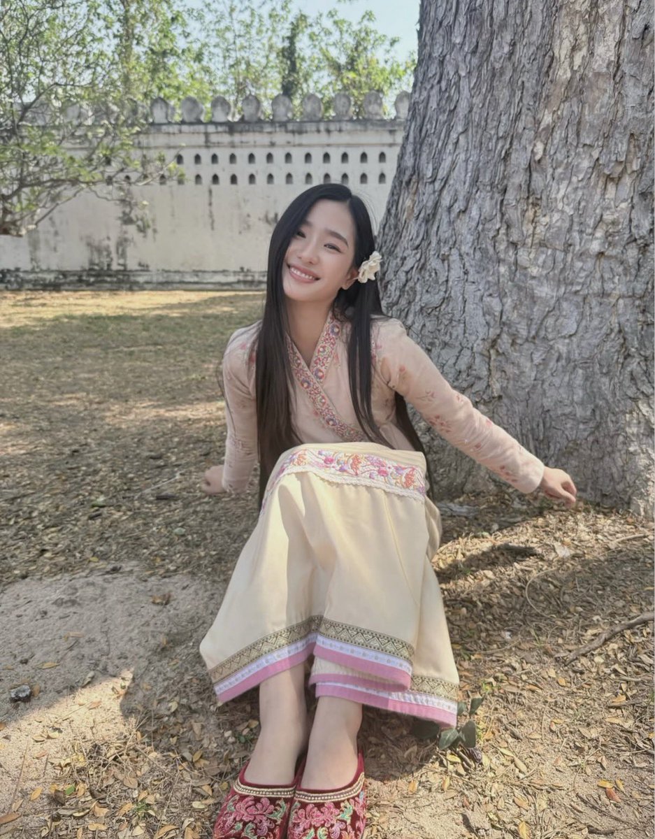 Moshiekbunie's tweet photo. Every time I see her smile, my heart just melts. 💖 There’s something so warm and beautiful about it that makes everything feel brighter. ✨

#tontawan #intuyou 
#ScarletHeartTH #SHTH https://t.co/ixh7cZbm2q