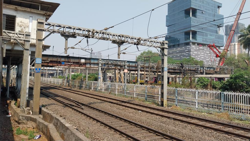 6 months after the Elphinstone Rd Bridge was shut down

The old bridge is still not removed from across the railway lines

My Govt
Always in a hurry to shut things down
Never in a hurry to complete the work