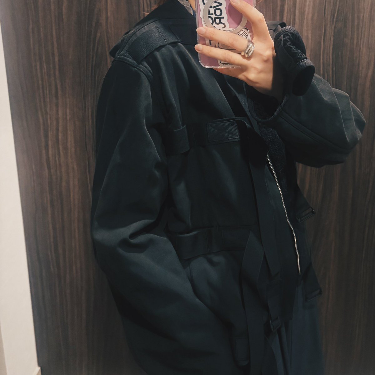 紐とかベルトがついた服一生好きだな