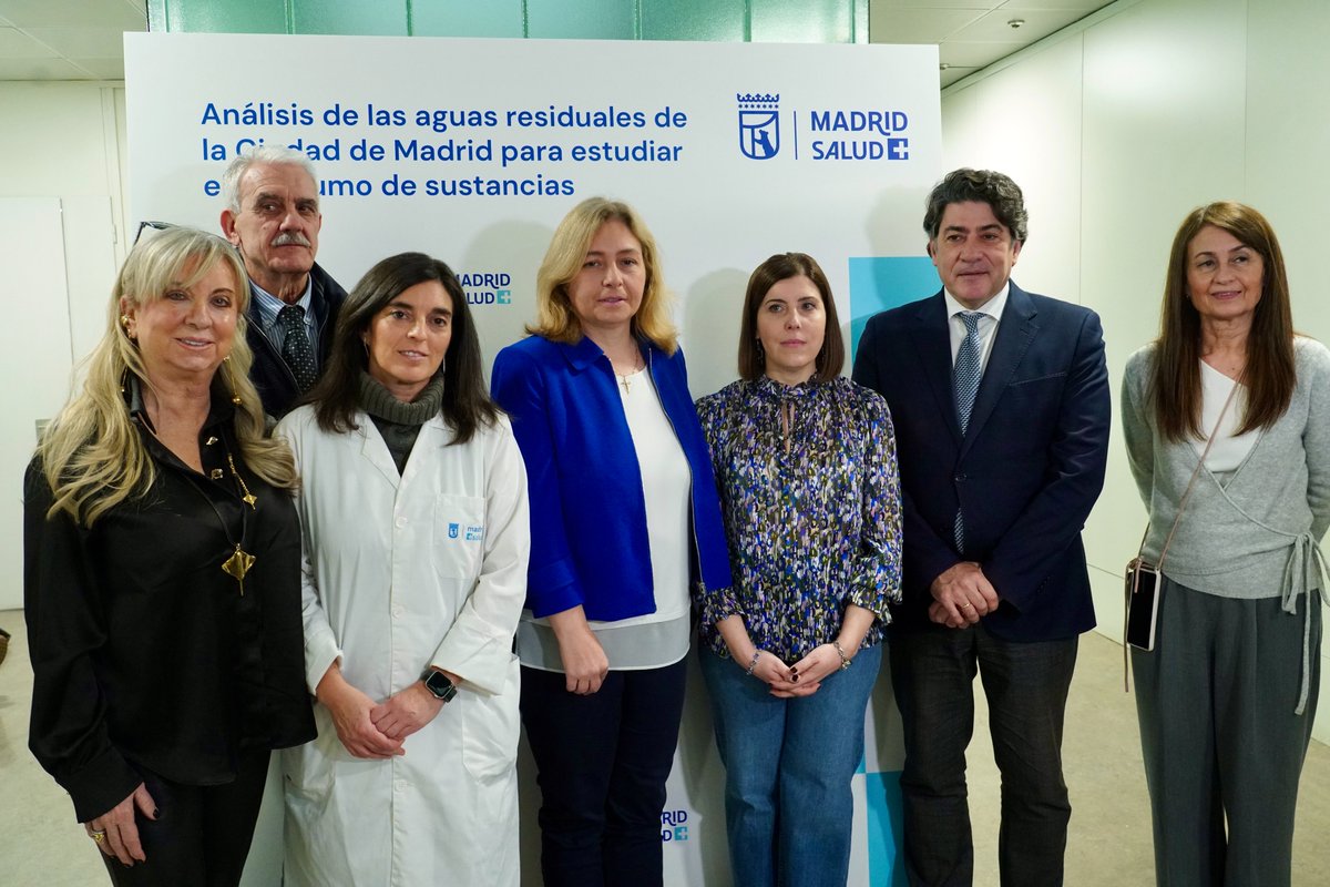 madridsalud's tweet photo. La vicealcaldesa de Madrid visita el Laboratorio de Salud Pública de Madrid Salud

La vicealcaldesa de Madrid y delegada de Seguridad y Emergencias, @InmaSanzO, junto con @davidperez Concejal de @JMDHortaleza y el Gerente de Madrid Salud, Antonio Prieto, han visitado el Laboratorio de Salud Pública del Ayuntamiento de @Madrid, donde ha presentado los resultados de un estudio sobre consumo de sustancias en la ciudad basado en el análisis de aguas residuales.

Este estudio, realizado en colaboración con la @unicomplutense, analiza muestras recogidas entre 2023 y 2025 en las estaciones depuradoras de la ciudad para conocer los patrones de consumo en la población.

Entre las conclusiones del análisis destacan que las sustancias ilegales más consumidas en Madrid son la cocaína y el cannabis.

Este tipo de investigaciones permiten complementar los datos de encuestas y otros estudios, ayudando a mejorar las estrategias de prevención, detección y respuesta ante las adicciones.

El Laboratorio de Salud Pública de Madrid Salud realiza además numerosos análisis relacionados con alimentos, aguas de consumo o brotes alimentarios, contribuyendo a proteger la salud de la ciudadanía.

Para ver el estudio completo haz clic en el siguiente enlace: https://t.co/ByBTwyVELn

#MadridSalud #SaludPública #Laboratorio #Investigación #Adicciones #Prevención #AyuntamientoDeMadrid #Madrid