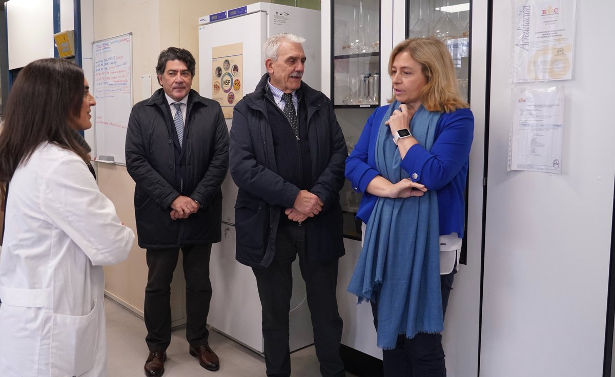 madridsalud's tweet photo. La vicealcaldesa de Madrid visita el Laboratorio de Salud Pública de Madrid Salud

La vicealcaldesa de Madrid y delegada de Seguridad y Emergencias, @InmaSanzO, junto con @davidperez Concejal de @JMDHortaleza y el Gerente de Madrid Salud, Antonio Prieto, han visitado el Laboratorio de Salud Pública del Ayuntamiento de @Madrid, donde ha presentado los resultados de un estudio sobre consumo de sustancias en la ciudad basado en el análisis de aguas residuales.

Este estudio, realizado en colaboración con la @unicomplutense, analiza muestras recogidas entre 2023 y 2025 en las estaciones depuradoras de la ciudad para conocer los patrones de consumo en la población.

Entre las conclusiones del análisis destacan que las sustancias ilegales más consumidas en Madrid son la cocaína y el cannabis.

Este tipo de investigaciones permiten complementar los datos de encuestas y otros estudios, ayudando a mejorar las estrategias de prevención, detección y respuesta ante las adicciones.

El Laboratorio de Salud Pública de Madrid Salud realiza además numerosos análisis relacionados con alimentos, aguas de consumo o brotes alimentarios, contribuyendo a proteger la salud de la ciudadanía.

Para ver el estudio completo haz clic en el siguiente enlace: https://t.co/ByBTwyVELn

#MadridSalud #SaludPública #Laboratorio #Investigación #Adicciones #Prevención #AyuntamientoDeMadrid #Madrid