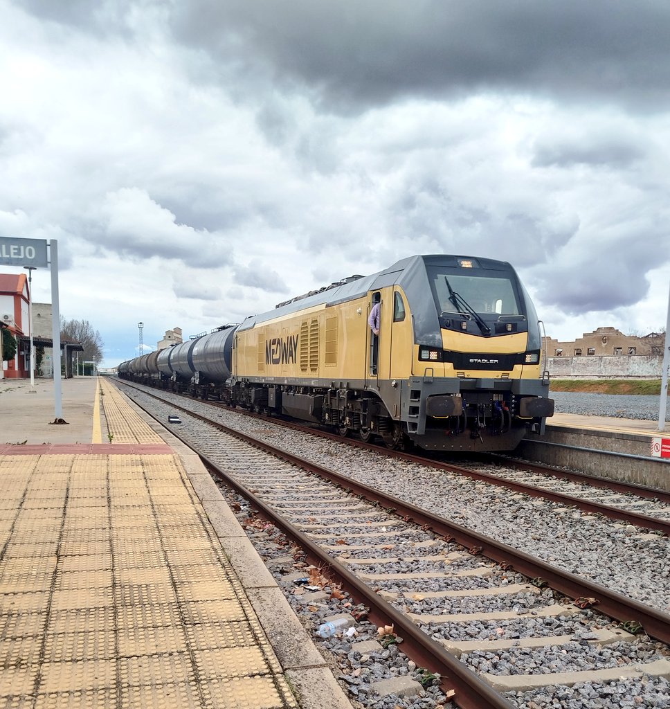 337 de Medway con cisternas de aceite de palma/bioetanol procedente de Puertollano Refinería con destino Huelva Mercancías 
#tren #trenes