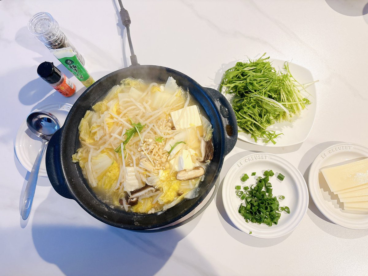 三寒四温真っ只中！再び寒い今の時期にピッタリな塩麹鍋を夫が作ってくれました🍲今日の具材チャンピオンは豆腐と水菜✨水菜はしゃぶしゃぶ程度で食べると温かいのにシャキッとしてて美味しい！ご馳走様でした🙏
#おうちごはん　#晩ごはん　#塩麹鍋　#夫婦2人暮らし