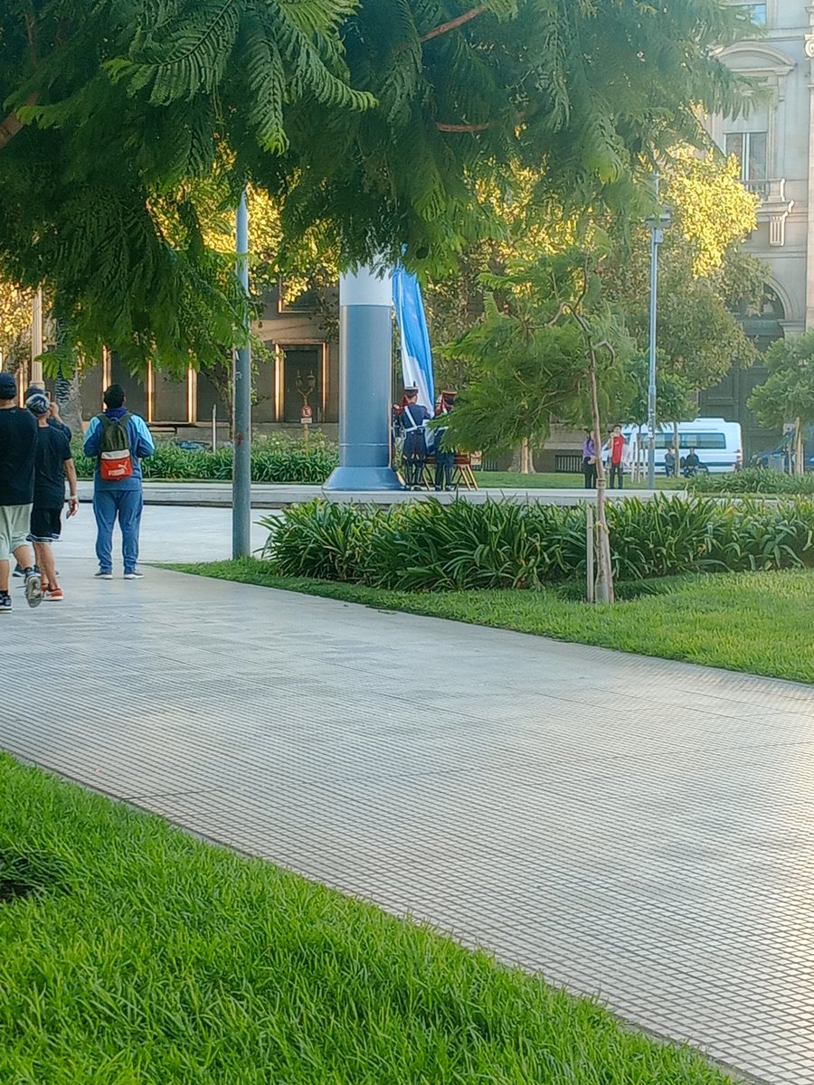 Llegué tarde a la oficina xq los granaderos llegaron tarde. Espere el izamiento y lo mínimo que anhelo es ir al cuartel a tomar mate cocido con pan.