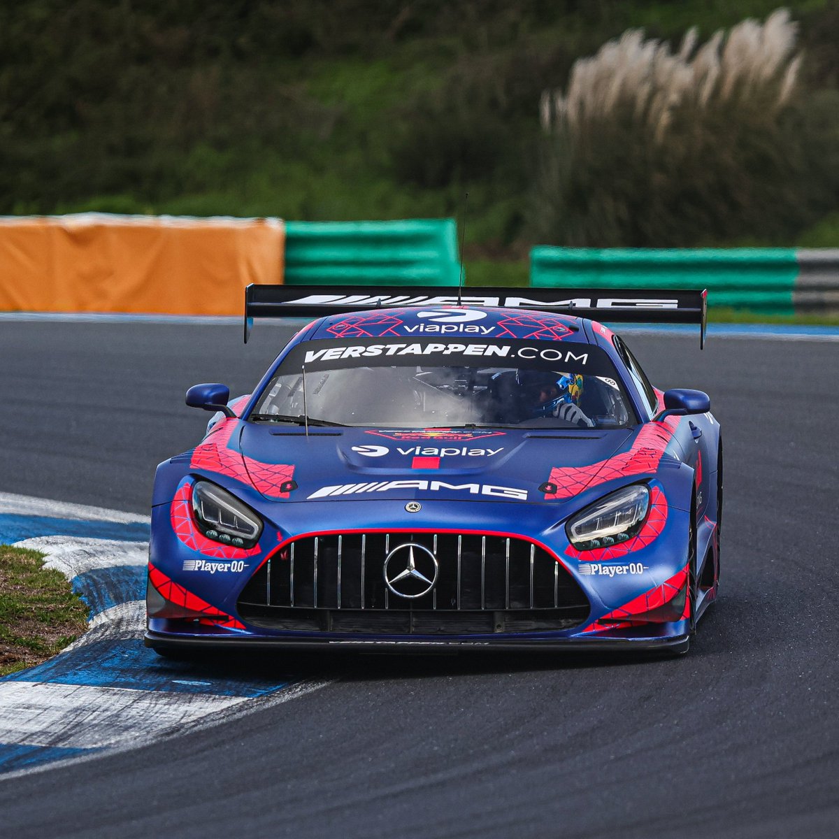 blog_formula1's tweet photo. 🚨 OFICIAL: MAX VERSTAPPEN IRÁ CORRER NAS 24 HORAS DE NURBURGRING 🚨

Isso mesmo: O tetracampeão mundial da F1 irá fazer a sua estreia oficial em uma corrida de Endurance de 24h!

Max correrá com a sua equipe própria, a Verstappen Racing, ao lado de Lucas Auer, Jules Gounon e Daniel Juncadella e irá pilorar um Mercedes-AMG GT3.

O evento será entre os dias 14 e 17 de maio.