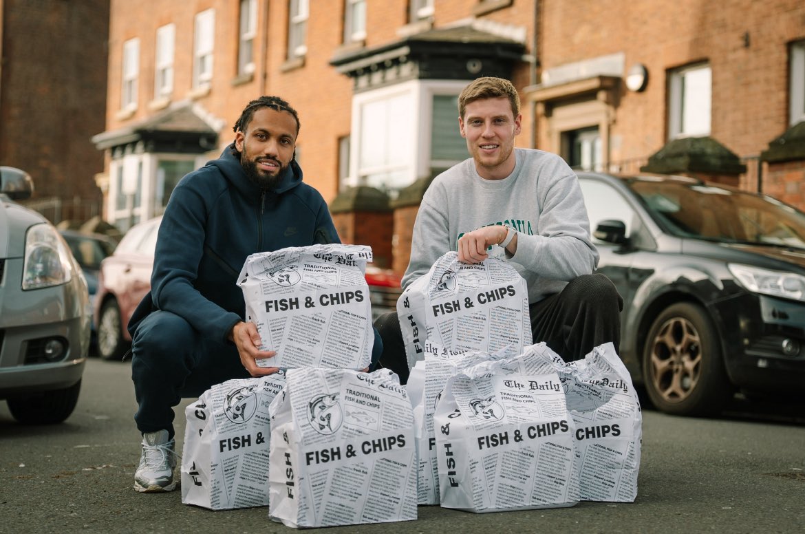 After unveiling a giant chip butty ahead of the win over Sheffield Wednesday, Sheffield United sponsors <a href="/midnite/">Midnite</a> donated hundreds of chip butties to food banks &amp; homeless shelters in the area 👏

Blades duo Jairo Riedewald &amp; Mark McGuinness were on hand to deliver a batch ⚔️
