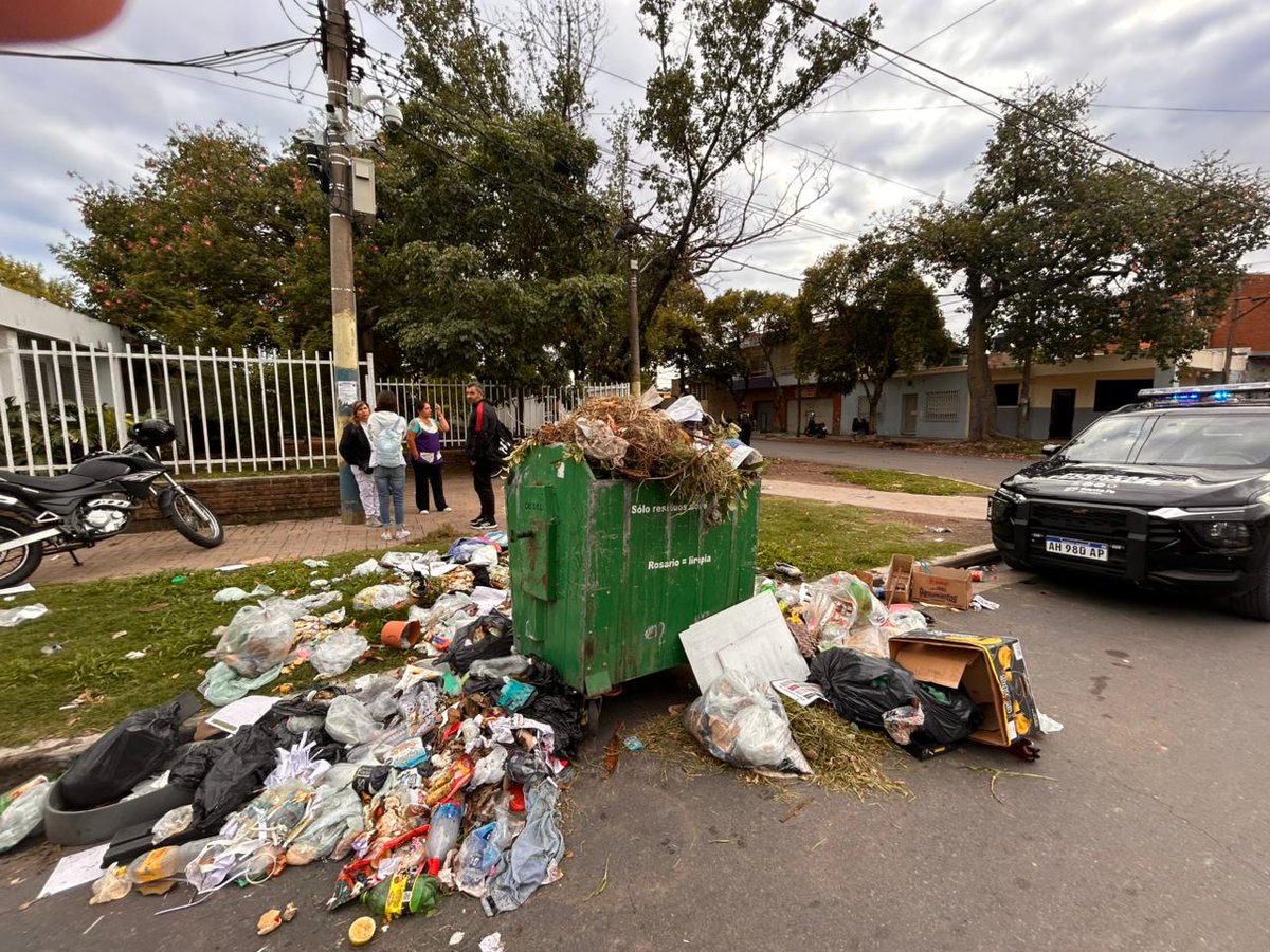 Empezó mal el lunes en la Escuela Nº84 de barrio Ludueña. Una BANDERA con un mensaje entre narcos obligó a suspender las clases. Alumnos, docentes y directivos están afuera junto a Fuerzas Federales. Conviven con un contenedor que rebalsa de BASURA.

Vía <a href="/Cadena3_Rosario/">Cadena 3 Rosario</a>.