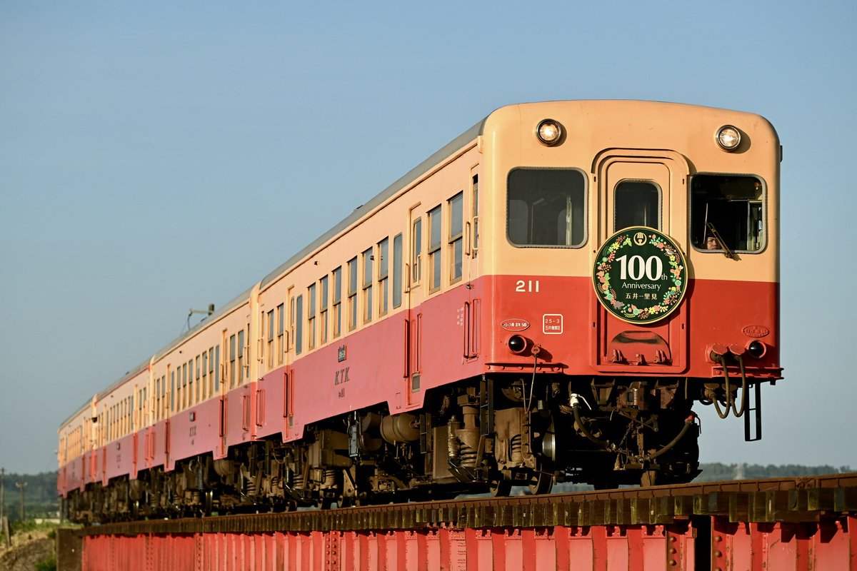 FL_500's tweet photo. 上総牛久の出入区数が平休で異なるため、平前日の夕方に設定されていた小湊鐵道の4連。
次回改正で入区数が平日準拠になるため、一旦？見納めとなりました。
日没間際の列車だったため、撮影チャンスは夏至前後の1〜2ヶ月、梅雨など天候にも恵まれなかったため順光チャンスは少なかったです。 https://t.co/QqZjqBefAb