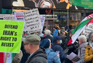 irati1917's tweet photo. https://t.co/BZ8cntgr9E 
"Dînbûna Amerîka–Îsraîlê Bisekine – Îranê Biparêzin!"

✅"DEFEND IRAN'S RIGHT TO RESIST"
✅"Break with Democrats, Republicans, parties of imperialist war!" 
✅"Defend Iran!" —https://t.co/GGmUM6fDmU—" 
#communists #Trotskismo #colonialism #Kurdistan #Iran https://t.co/V4Yyvr8Dwe