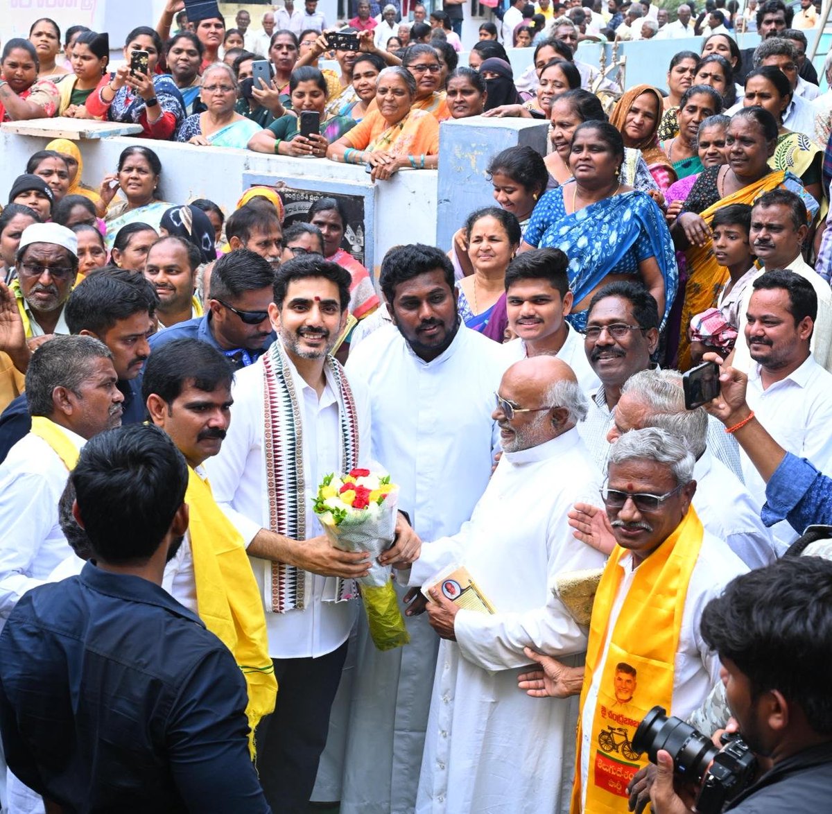 naralokesh's tweet photo. మంగళగిరి నియోజకవర్గం తాడేపల్లి పట్టణంలోని నులకపేటలో నూతనంగా నిర్మించిన కమ్యూనిటీ హాల్ ను ప్రారంభించాను. శ్రీరంగం ఫౌండేషన్ సహకారంతో రూ.65 లక్షల సీఎస్ఆర్ నిధులు వెచ్చించి కమ్యూనిటీ హాల్ ను నిర్మించడం జరిగింది. https://t.co/iwUJd4iTS4