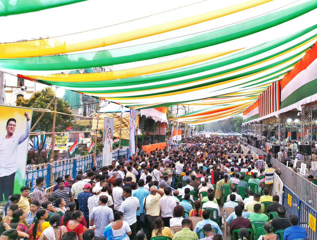 AITCofficial's tweet photo. On the fourth consecutive day of the dharna, thousands upon thousands have poured in, turning the Dharmatala Metro Channel into a roaring ocean of resolve.

When Smt. Mamata Banerjee rises to defend the right to vote, Bengal rises with her. https://t.co/j1rI8UBu0S