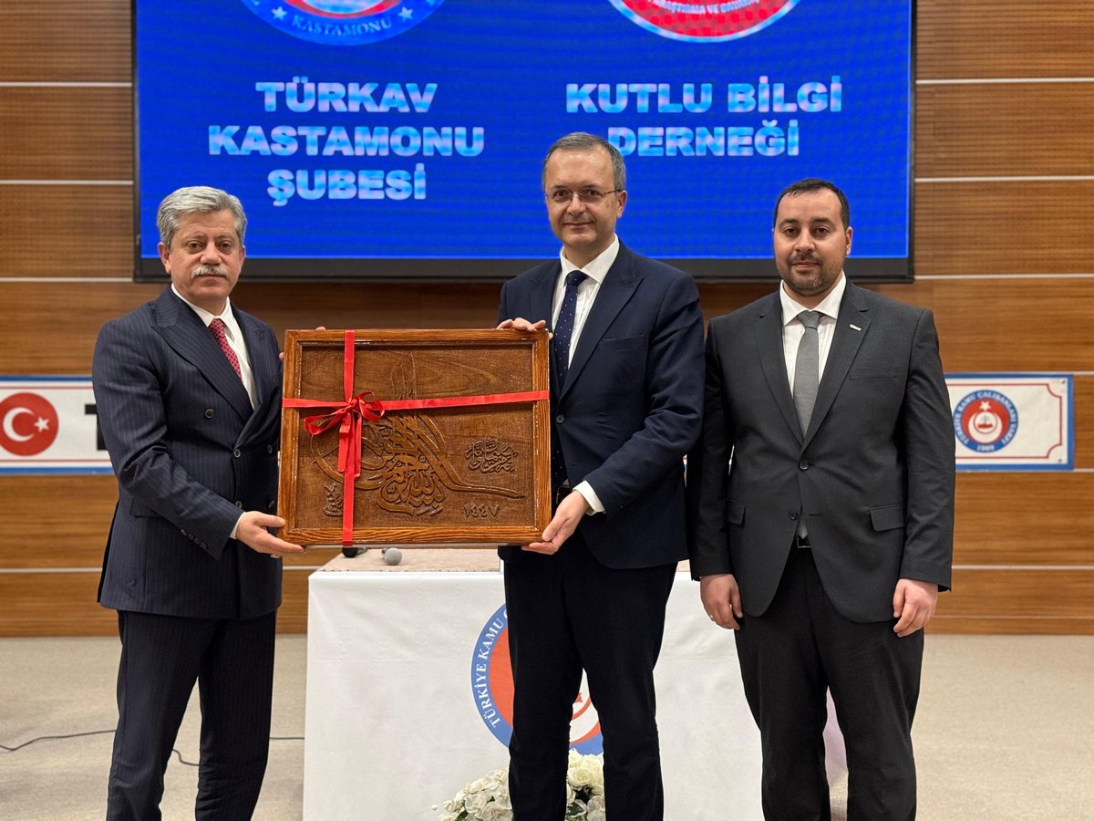 TurkavGenMrk's tweet photo. Mehmet Feyzi Efendi Hazretlerinin kabri başında hatim duasına, ardından Prof. Dr. İhsan ÇAPCIOĞLU'nun "Ramazan Kıvamında Yaşamak” konulu konferansına ve akabinde Mehmet Feyzi Efendi Hazretlerinin hayrına gerçekleştirilen iftar organizasyonuna katıldırlar. https://t.co/h4OTmM23b4