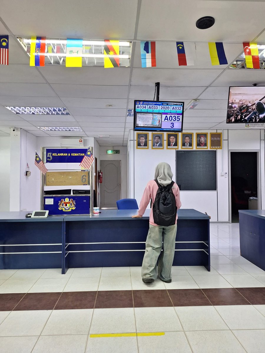 Anak Malaysia Yang Tidak Bernegara (#stateless) &amp; realiti di Jabatan Pendaftaran Negara (JPN)

Cikgu Mukmin dari <a href="/BorneoKomrad/">#PandangKeSabah ★</a> ingin berkongsi kisah Jolina, seorang anak komuniti masyarakat adat laut (Bajau Laut) yang ibunya ialah warganegara Malaysia (pemegang IC).

1/10