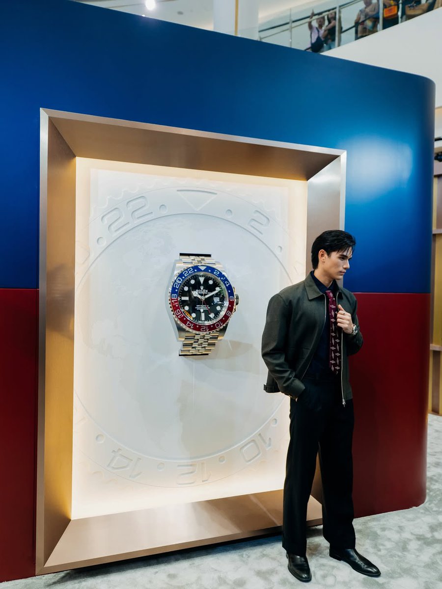 TATEMYRON_FC's tweet photo. IG #TateMyron update:

 🗓️ 09.03.26

มากกว่าแค่การบอกเวลา… มาสัมผัสโลกของ Rolex ผ่าน GMT-Master Exhibition นิทรรศการที่รวบรวมทุกมิติของนาฬิกาในตำนาน ตั้งแต่จุดเริ่มต้นบนท้องฟ้าไปจนถึงนวัตกรรมล่าสุดที่ทั่วโลกยอมรับ งานนี้รวมทั้งงานดีไซน์และเรื่องรา��ที่หาดูได้ยากไว้ที่นี่ที่เดียว

สามารถลงทะเบียนเข้าชมนิทรรศการได้ที่
https://t.co/soFKL6wFFX ตั้งแต่วันนี้ถึง 22 มีนาคม 2026
ที่ชั้น 1 โซน Fashion Hall ณ Siam Paragon

#Rolex #GMTMasterII #OfficialRolexRetailer
#PMTTheHourGlass 

🔗 : https://t.co/tG2e7trRhj

#เทศน์ไมรอน #TateMyron
#TEDDYTATE