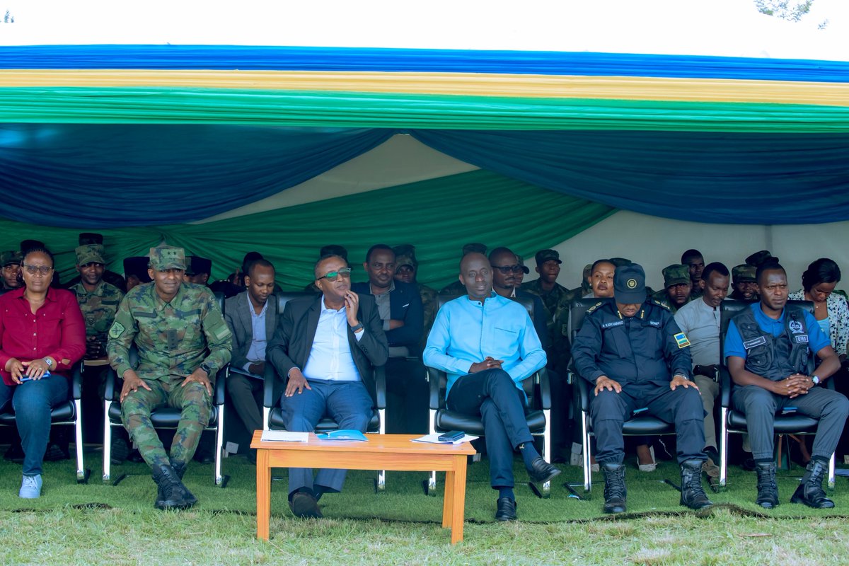 TumenyeNyagatar's tweet photo. 2/2 Muri iyi gahunda Kandi @Rwandapolice and @RwandaMoD bateguye ibikorwa ibikorwa bindi bitandukanye hirya no hino mugihugu birimo; #Kubaka ibyumba by'amashuri, Kubakira abatishoboye amazu, Kubaka ibiraro, kubungabunga ibidukikije no Koroza abaturage. https://t.co/FAtj6X8IxP