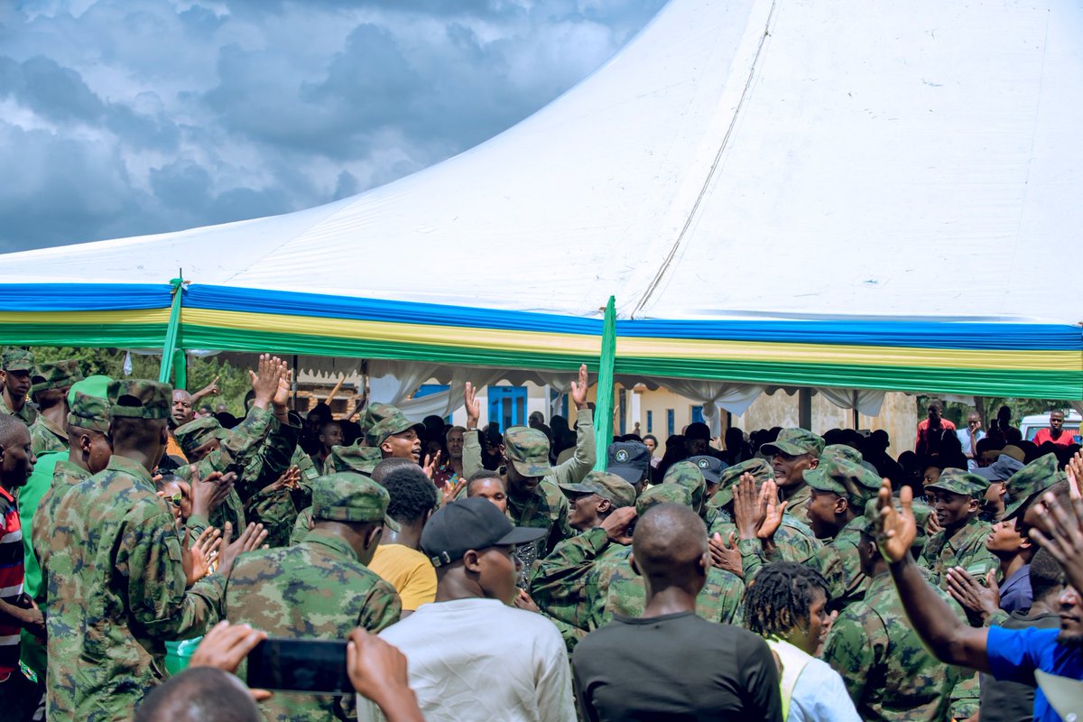 TumenyeNyagatar's tweet photo. 2/2 Muri iyi gahunda Kandi @Rwandapolice and @RwandaMoD bateguye ibikorwa ibikorwa bindi bitandukanye hirya no hino mugihugu birimo; #Kubaka ibyumba by'amashuri, Kubakira abatishoboye amazu, Kubaka ibiraro, kubungabunga ibidukikije no Koroza abaturage. https://t.co/FAtj6X8IxP
