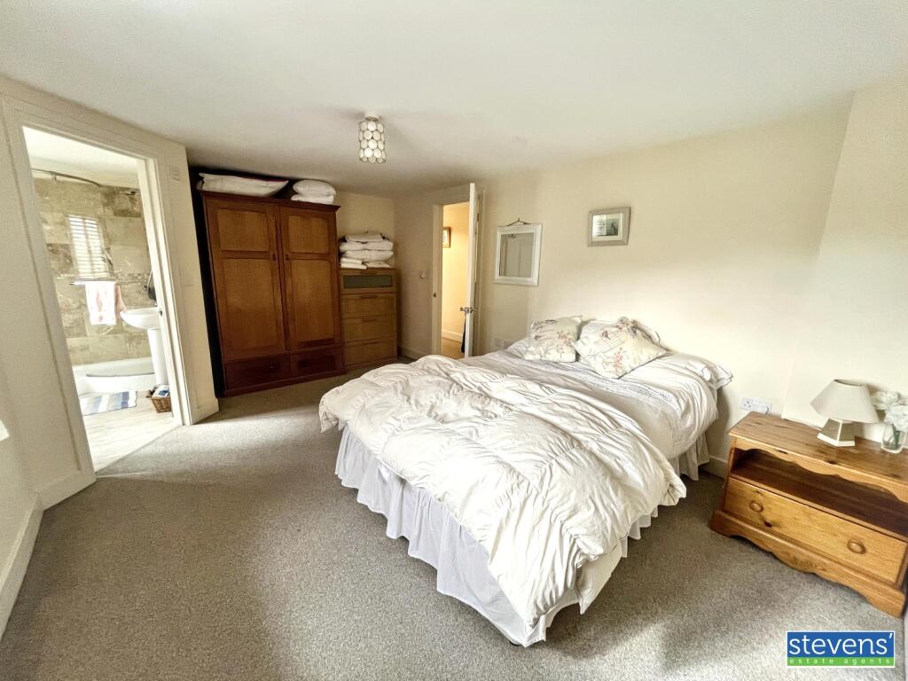 🏠 4-bedroom detached house
📍#Hatherleigh
💷 £375,000

Nestled within a small set of homes, this impressive property offers the perfect blend of modern living, space, and privacy. Think open plan living, wood burner and generously sized bedrooms. 

stevensestateagents.com/property-detai…