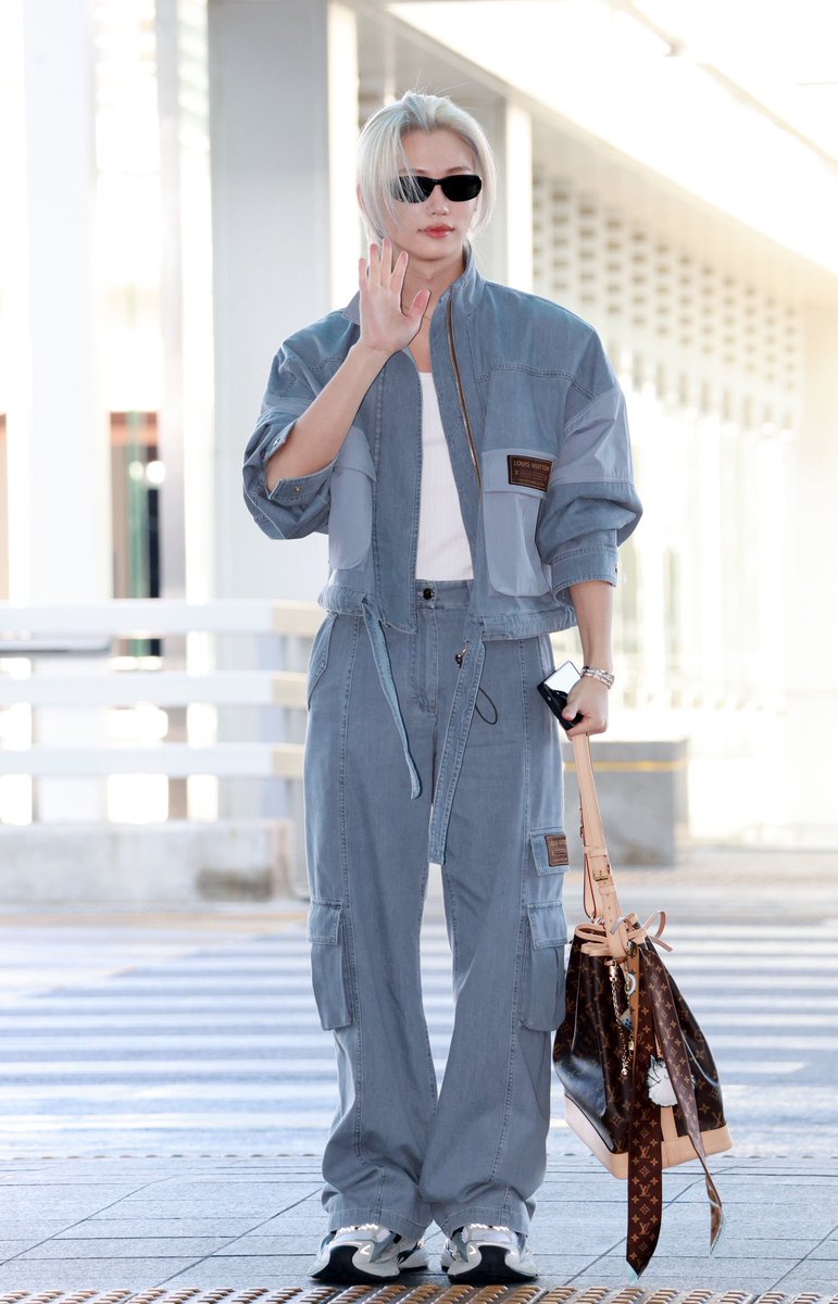 Felix looking dreamy in denim on his way to Paris for the Louis Vuitton fashion show 🩵
#Felix #FELIXxLouisVuittonPFW #PFW