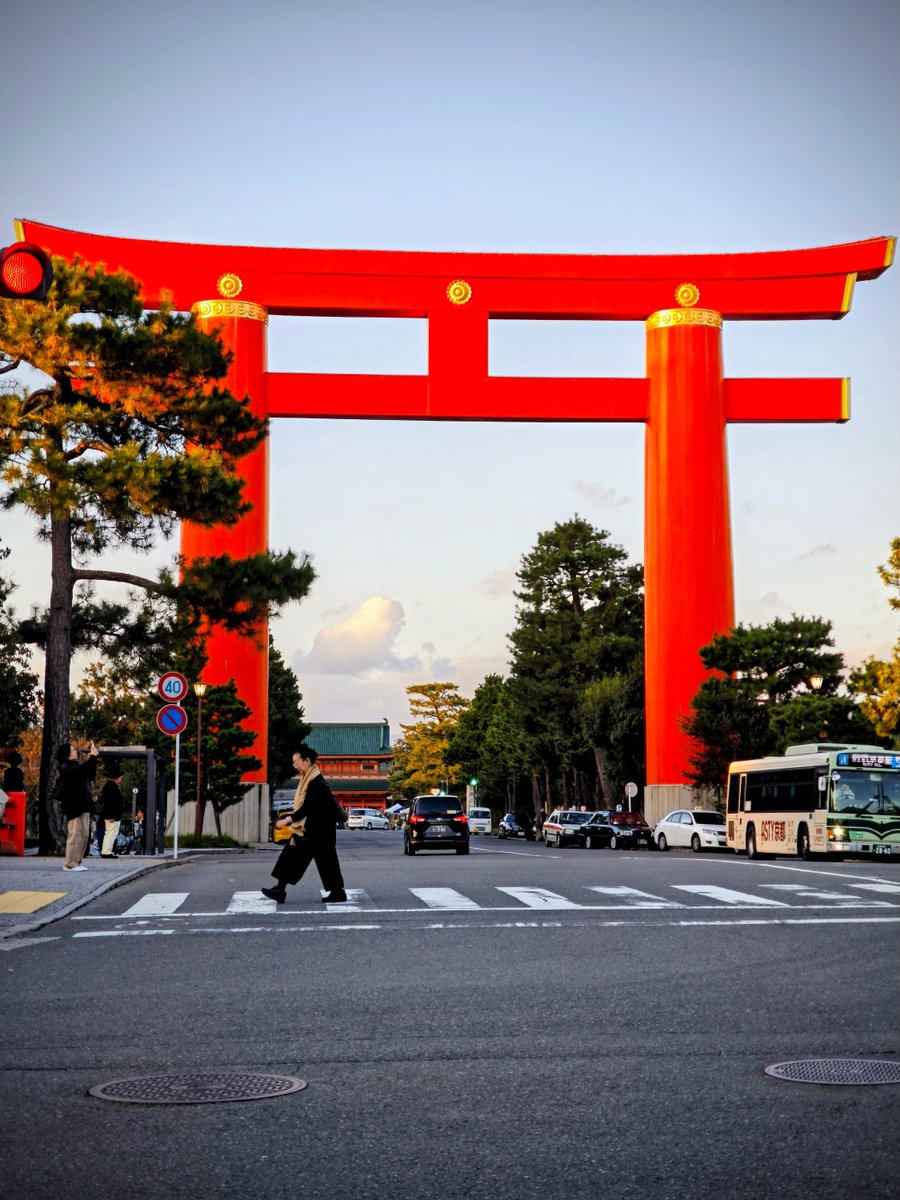 JaponEamigos's tweet image. ¡No te pierdas este coloso! 🤩 El Gran Torii del Santuario Heian-jingu en Kioto es uno de los más grandes de Japón. Espectacularmente rojo y un ícono de la ciudad. Una entrada que te quita el aliento.
#Kyoto #HeianJingu #Torii #Japón