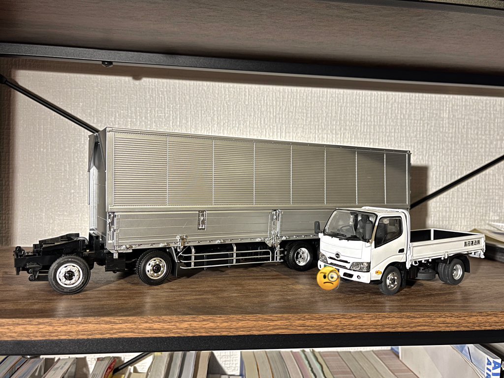 日野つながりでプロフィアを作ってます。
荷台部分が完成し、次はキャブです。
2t⇨10tでサイズの違いにビビってます。