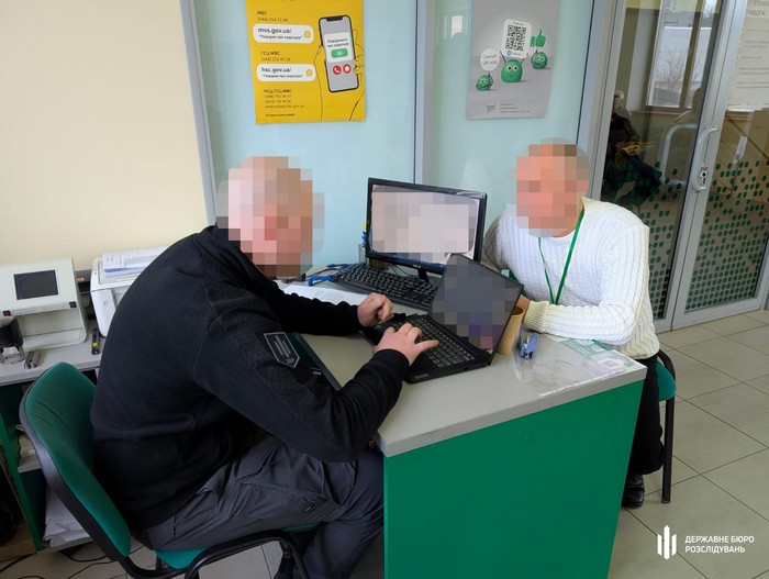У сервісному центрі на Херсонщині за гроші міняли водійські посвідчення без присутності власників -  cripo.com.ua/news/crime/u-s…
