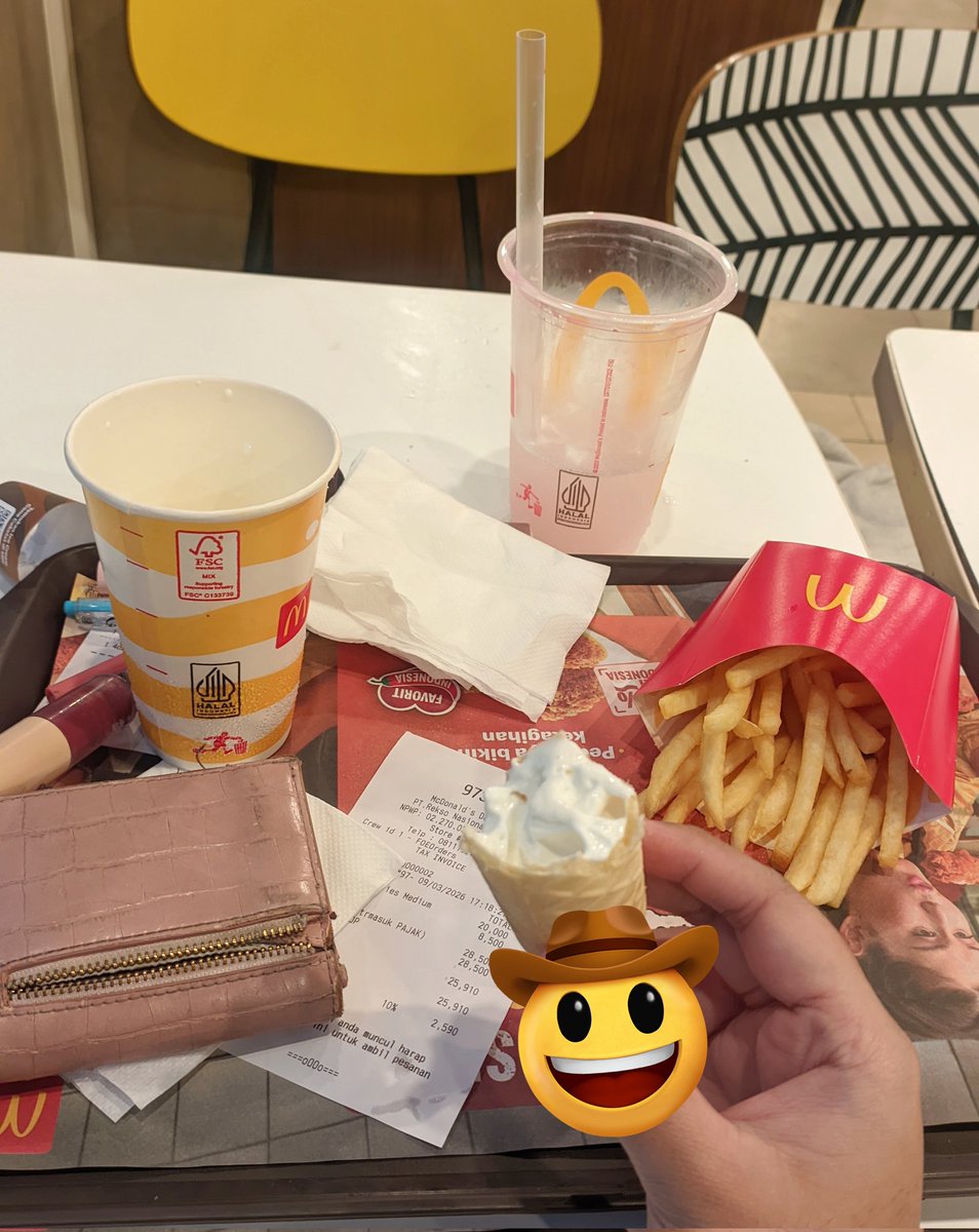 suddenly feel sad when i sitting here alone, mana cuacanya mendukung wkwk mendung". masa tiba" keinget dia sih? aneh kan ya AHHAAHHA