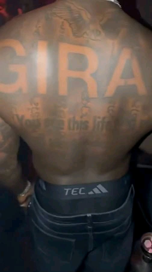 Oyé'olohun back are hard to ignore.📌

Big letters. Powerful symbols.
It looks like more than art it looks like a story of hustle and success.

From the streets to global stages… the journey is written in ink

🔥 Thoughts?
#Asake #MusicLifestyle #AfrobeatsCulture #TattooArt