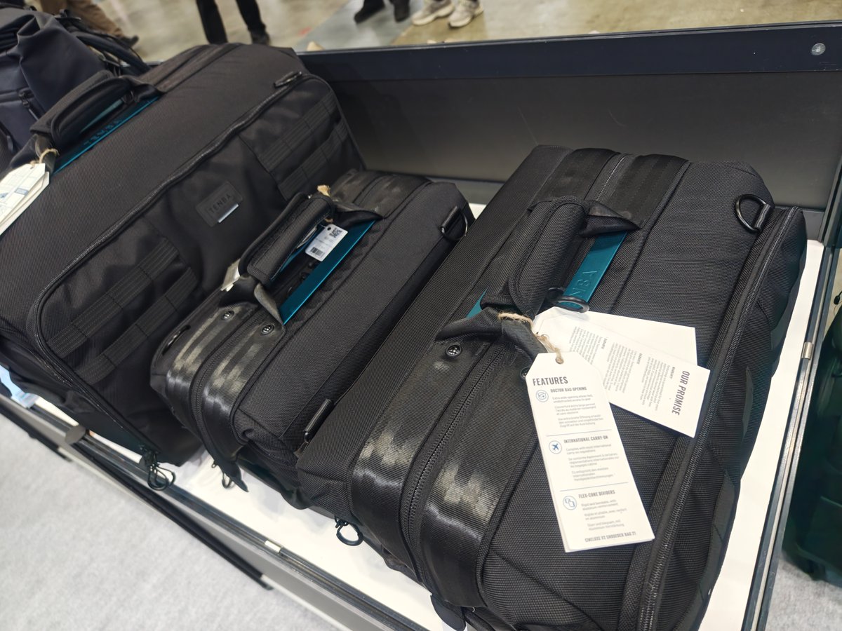 meinia37's tweet photo. CP+で見たこのカメラバッグ良かった！
レンズを縦に収納出来る深めのカメラバッグ探してるけどあんまり見かけないんだよなぁ(◞‸◟)
まあこれ一番安いのでも4万5千円だったから手が出ないけど(*´ཫ`*) https://t.co/pZm0AyYQuG
