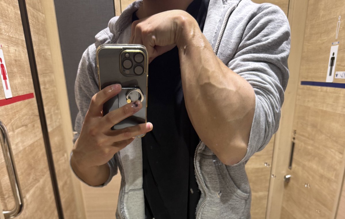 18_00_18's tweet photo. クソダル着でごめん。
前腕こんにちは。 https://t.co/P1Y60jucf7