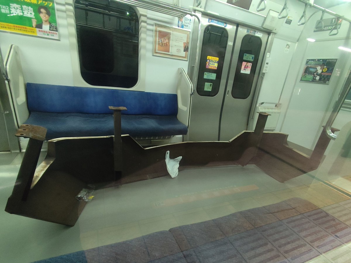 Liner901's tweet photo. E231系ヤマU585編成 回送

人身事故の当該
撤去されたスカートは先頭車の車内に https://t.co/2JcIRiuTbp