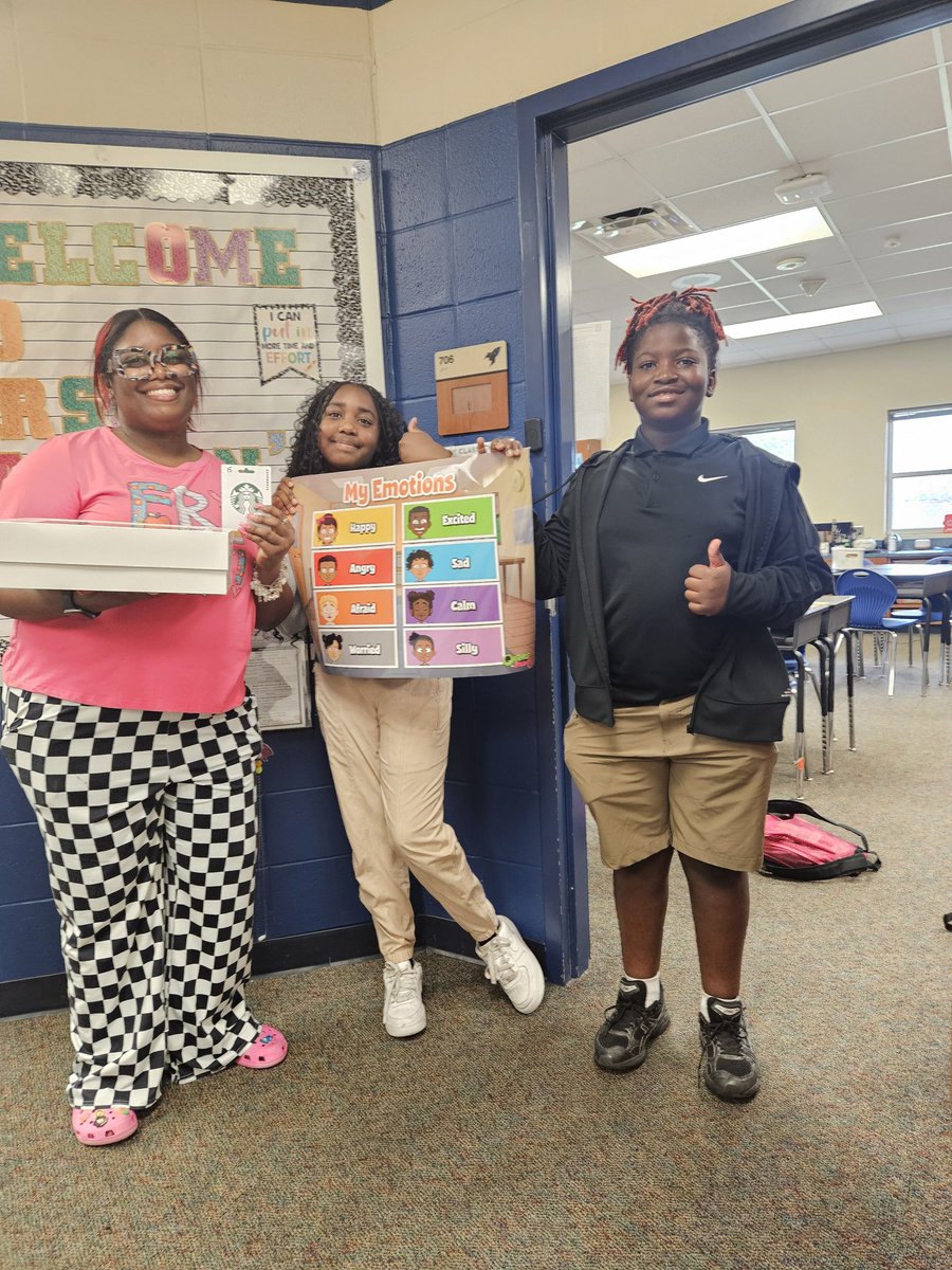 Mrs.Lewis tweet media