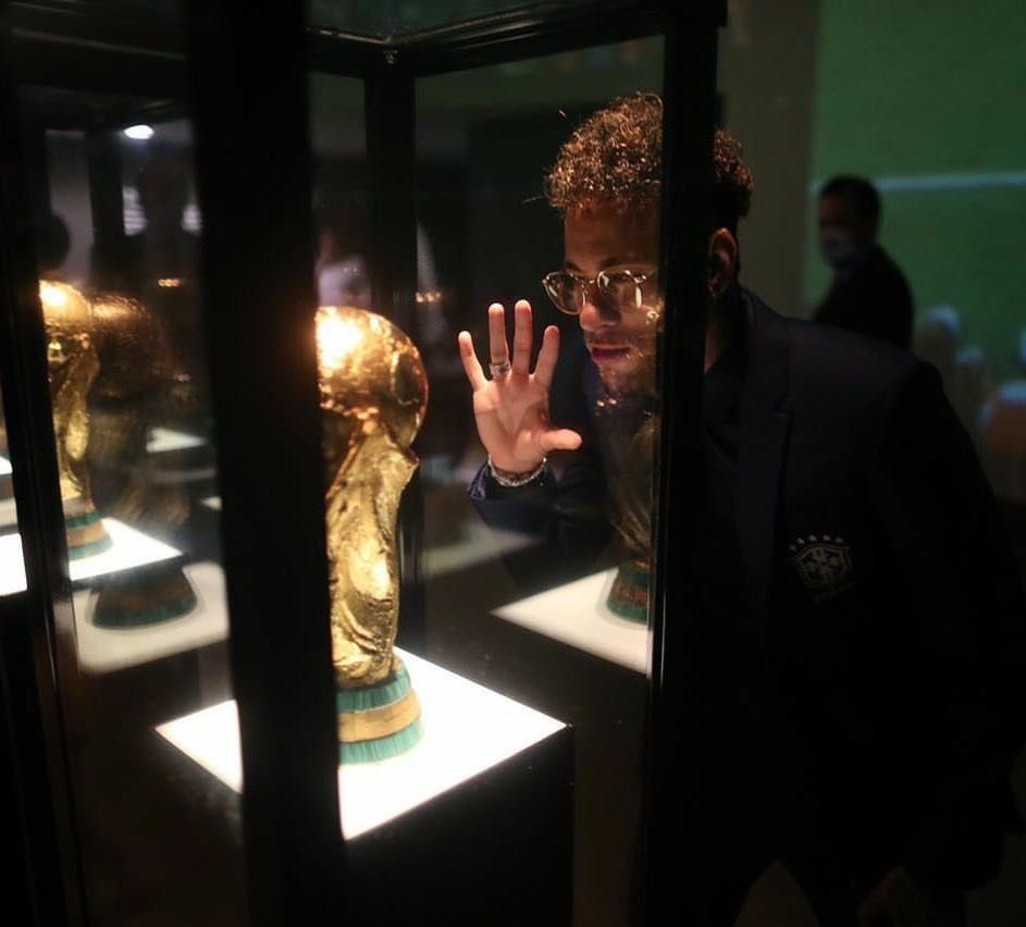 Guilherme Arana vendo os vídeos da briga na final do mineiro: