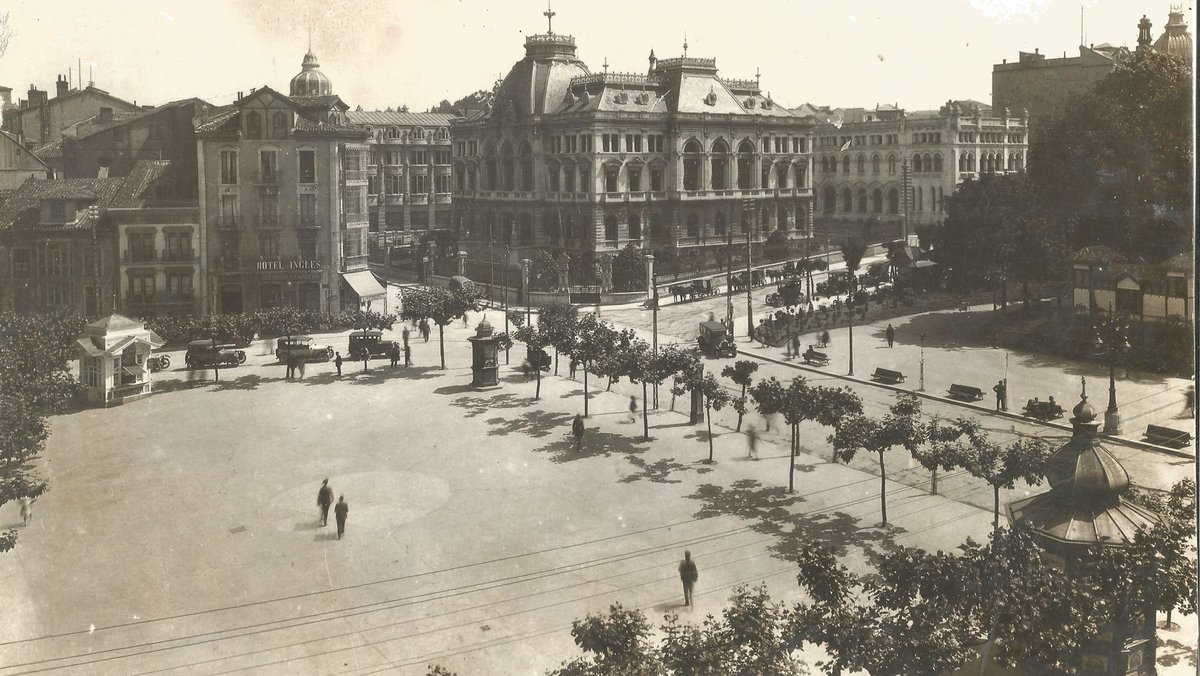 Serie postales de Oviedo(40)💙

La postal de la Escandalera, en mi opinión, me parece espectacular con los coches de época.