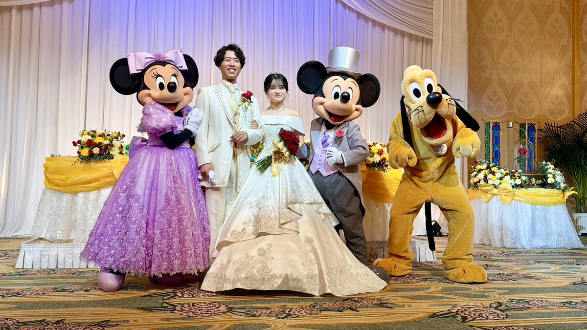 riensu's tweet image. 2026.2.7
「星に願いを」が生まれた日にアンバで結婚式を挙げました🎈🏰👑

雪が降る中の貴重なホワイトウェディングとなりました❄︎
ミキミニやプルートが普段とは違う装いでお祝いしてくれたり、シラスさんが愉快だったり、自分たちも演奏したり、夢が叶う時間でした🎷

#FTW