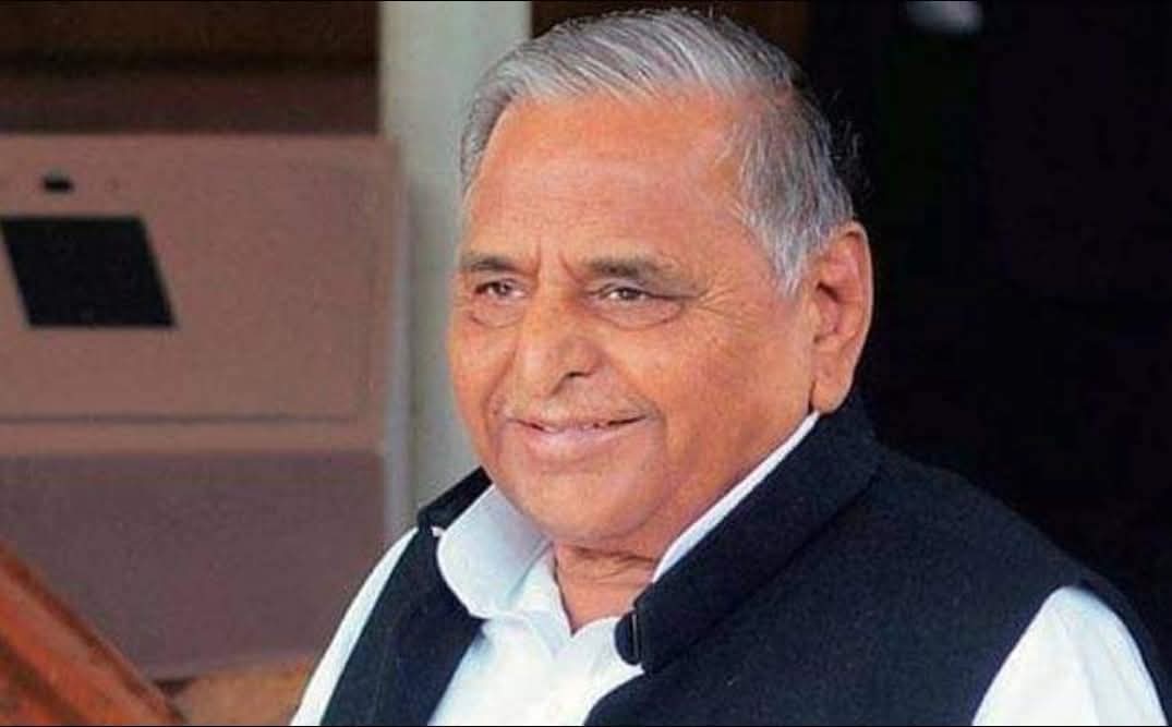 देवगौड़ा सरकार में मुल्लायम सिंह यादव रक्षा मंत्री थे.......पौने दो साल तक रक्षा मंत्री रहे । जून 1996 से  मार्च 1998 तक ।
उनके रक्षा मंत्री रहते हुए सियाचीन में भारतीय सेना ने Snow mobiles मांगे थे ....... snow mobile यानी बर्फ में चलने वाले स्कूटर ....... तो रक्षा मंत्रालय ने