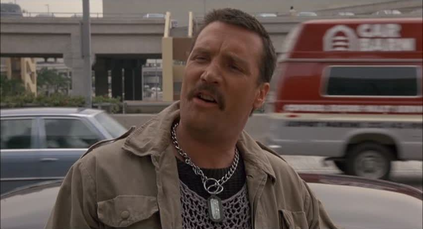 「アリアス様からおいくら頂戴なさいましたか」

「10万ドルをポンと頂戴いたしました。しかしながら大佐、貴方を●害しろと仰せつかった場合、無償でも実行いたします。」