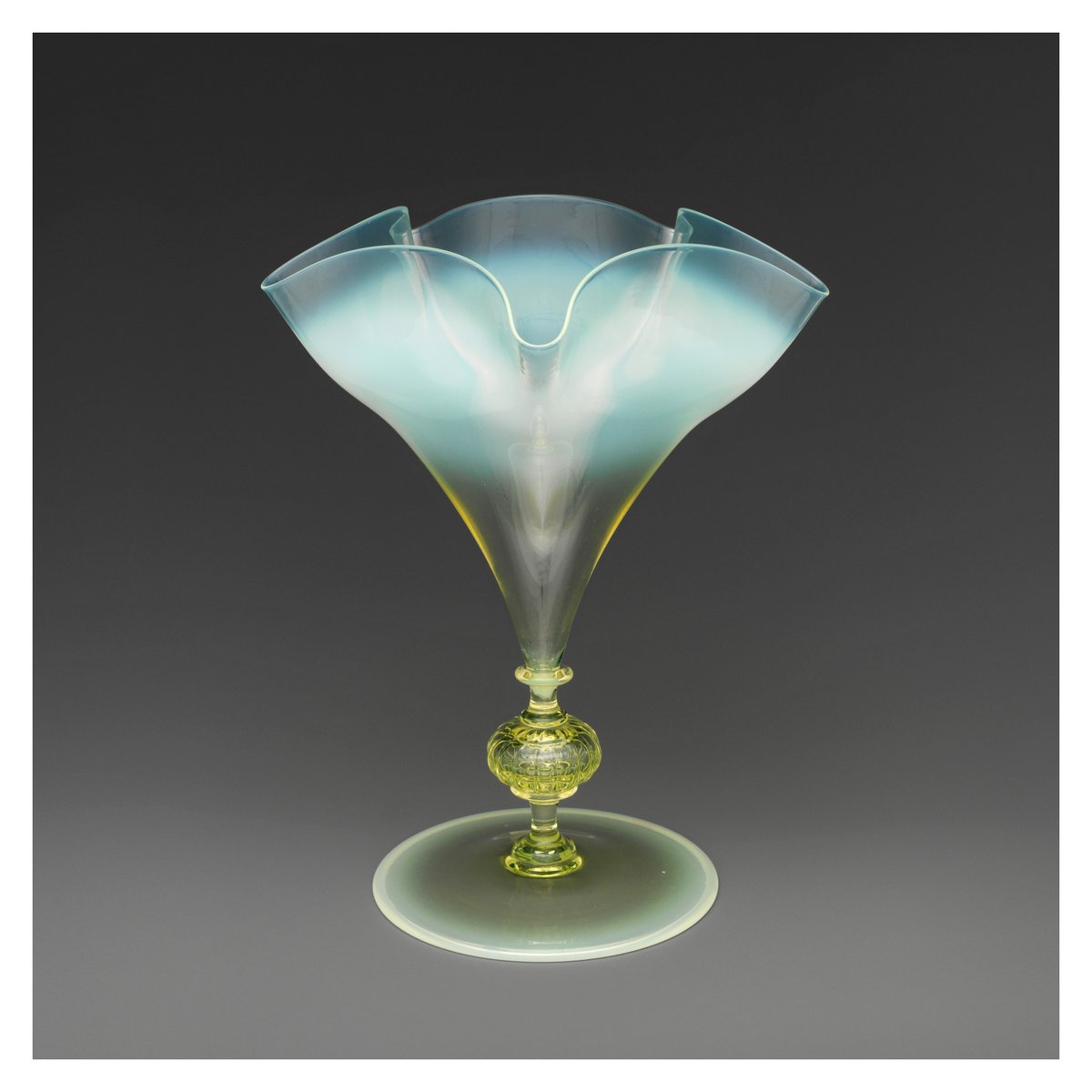 PaweRut98116786's tweet image. Dwa szklane dzieła sztuki zaprojektowane przez Harry'ego Powella (z Whitefriars Glassworks), część  jego słynnej serii dekoracyjnych wazonów (l. 1880-90) o falujących liniach i subtelnych świetlistych barwach. 1/2

#materialculture #glass #BritishArt #Wmuzeum #IntheMuseum