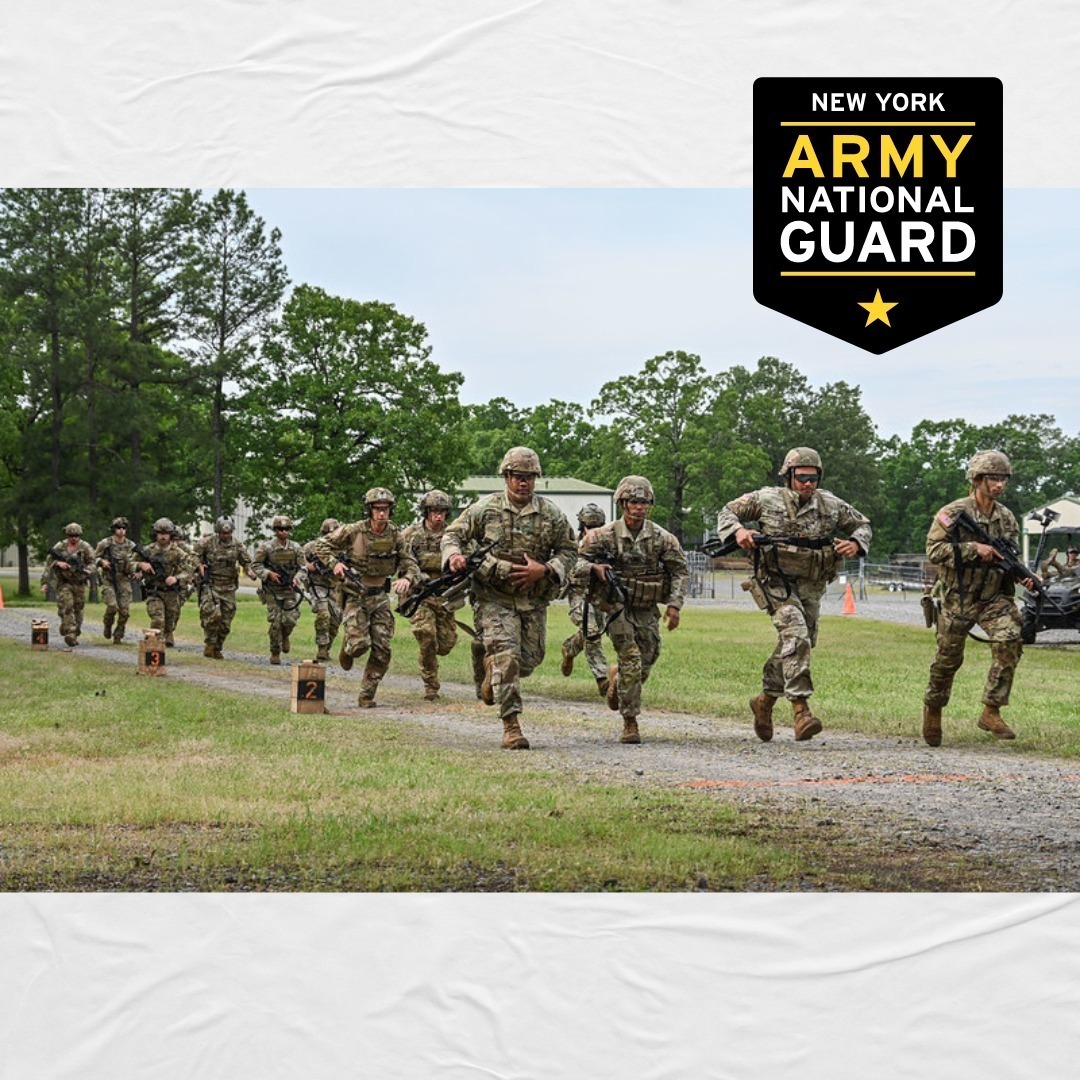 NationalGuardNY's tweet image. Happy Wednesday!

This past weekend a number of Soldiers across NYS participated in various activities for drill weekend.

These Soldiers are performing a road march to get mentally and physically fit.

What did you do this weekend?

nationalguard.com/new-york
#GoGuard #NYARNG