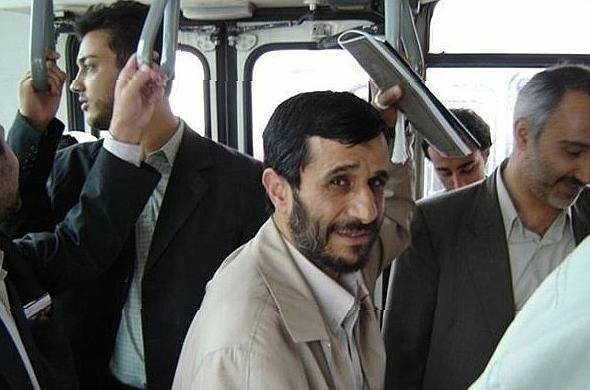 ¿Qué hace ahora es ex presidente de Irán, Ahmud Ahmadinejat?Un hombre que gobernó Irán durante 8 años toma un autobús para ir al trabajo.
El ex presidente de Irán, Ahmud Ahmadinejat, quien estuvo al frente del estado iraní durante 8 años, ahora trabaja como maestro.
Una foto de